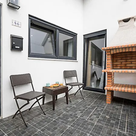 Διαμέρισμα Amazing 2Bdr House W/ Patio & Free Parking Labruge