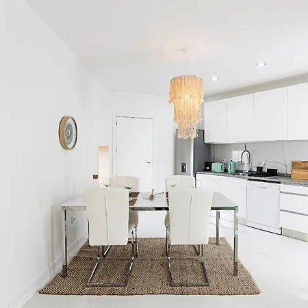 Amazing 2Bdr House W/ Patio & Free Parking *