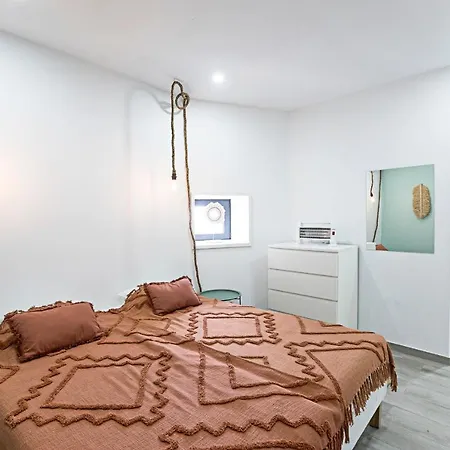 Διαμέρισμα Amazing 2Bdr House W/ Patio & Free Parking *