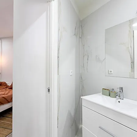Διαμέρισμα Amazing 2Bdr House W/ Patio & Free Parking Labruge