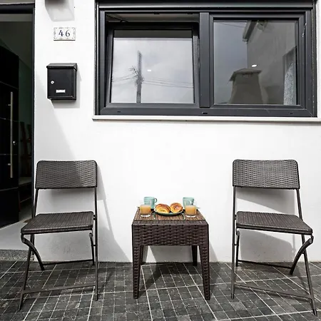Διαμέρισμα Amazing 2Bdr House W/ Patio & Free Parking Labruge