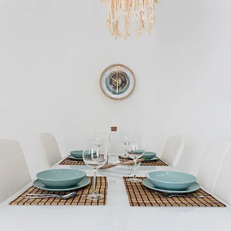 Διαμέρισμα Amazing 2Bdr House W/ Patio & Free Parking Labruge