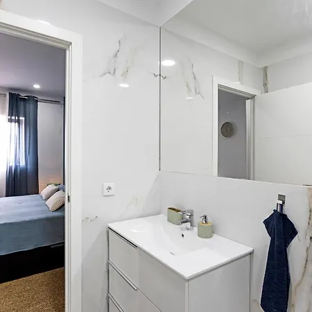 Amazing 2Bdr House W/ Patio & Free Parking