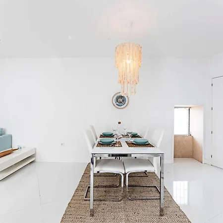 Διαμέρισμα Amazing 2Bdr House W/ Patio & Free Parking