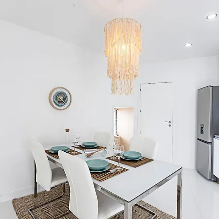 Διαμέρισμα Amazing 2Bdr House W/ Patio & Free Parking *